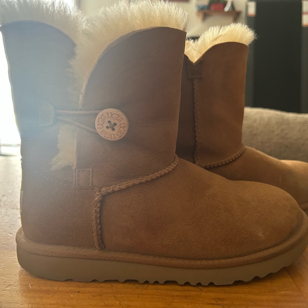 UGG Bailey Button